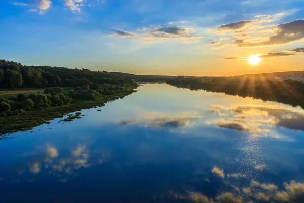 Západ slunce na břehu řeky — Stock fotografie