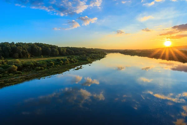Coucher de soleil sur le remblai de la rivière — Photo