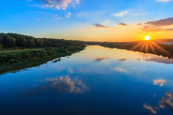 Sonnenuntergang am Ufer des Flusses — Stockfoto