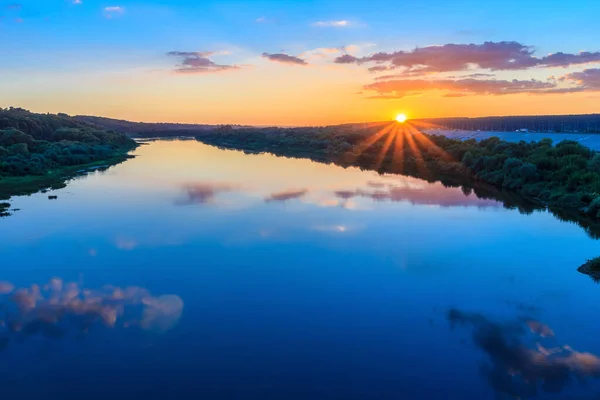 Захід сонця на набережній річки — стокове фото