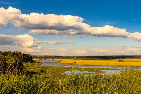 Nyári táj, a folyó és az ég — Stock Fotó