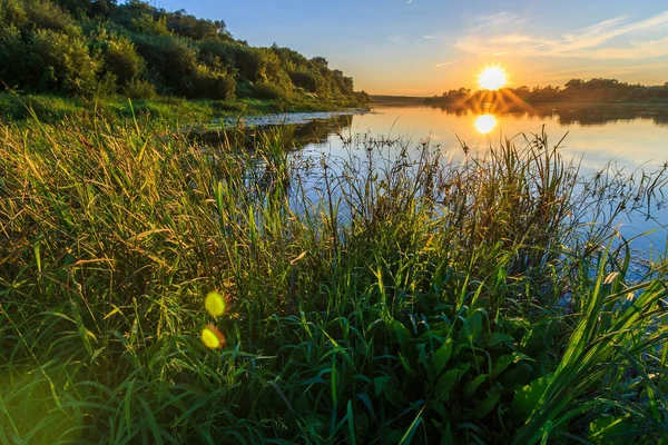 Vista panorámica de la hermosa puesta de sol sobre el río en verano — Foto de Stock