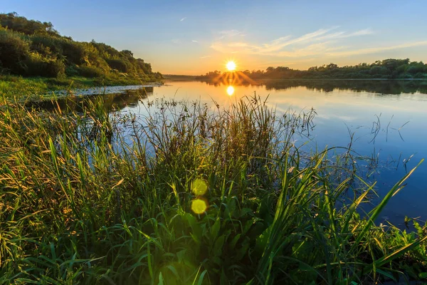 Yazın nehrin üzerinde güzel bir gün batımı manzarası. — Stok fotoğraf