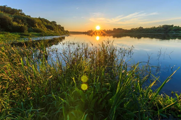 Vue panoramique du magnifique coucher de soleil au-dessus de la rivière en été — Photo