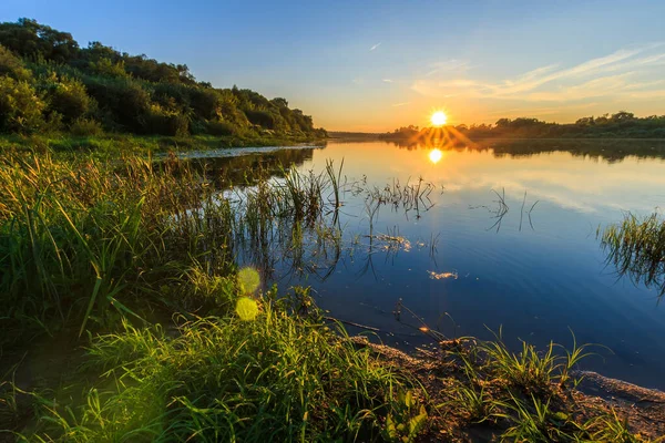 Вид на прекрасний захід сонця над річкою влітку — стокове фото