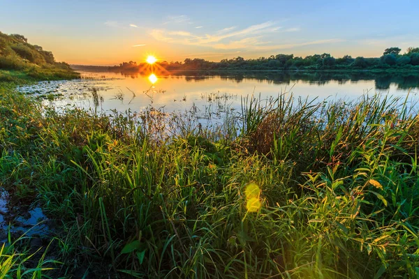 Vista panorámica de la hermosa puesta de sol sobre el río en verano — Foto de Stock