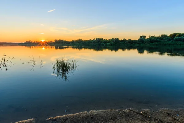 Malerischer Blick auf den schönen Sonnenuntergang über dem Fluss im Sommer — Stockfoto