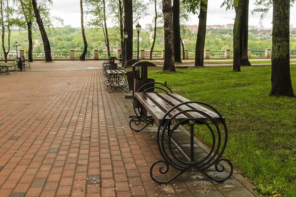 Bank im Park — Stockfoto