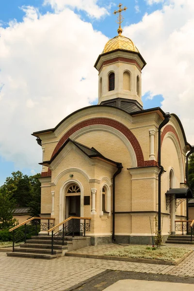 Église orthodoxe contre le ciel bleu — Photo