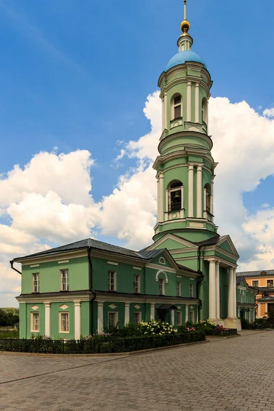 Église orthodoxe contre le ciel bleu — Photo