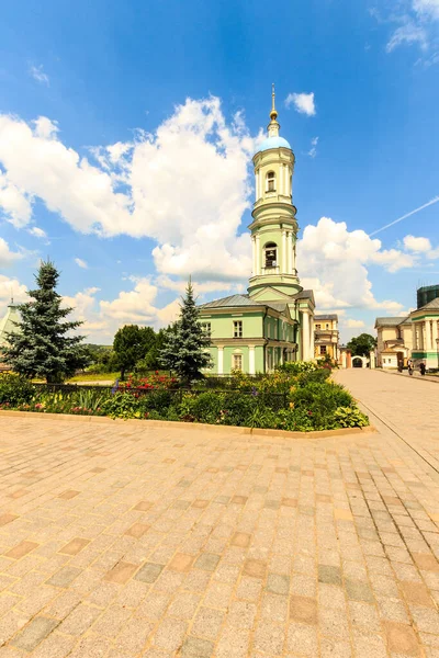 Chiesa ortodossa contro il cielo blu — Foto Stock