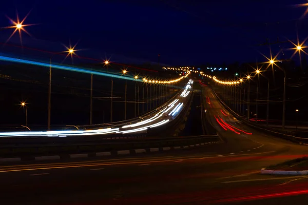Carro em movimento com luz embaçada através da cidade — Fotografia de Stock