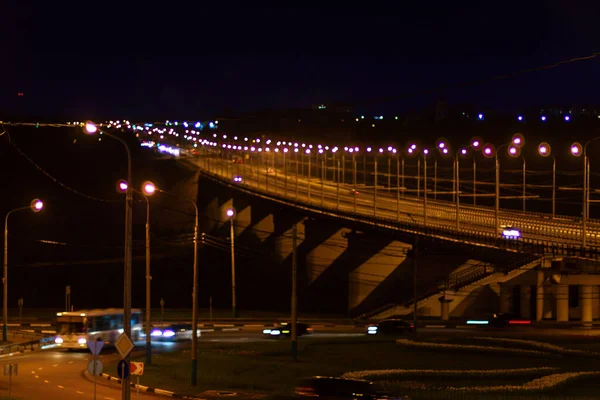 Déplacement de voiture avec lumière floue à travers la ville — Photo