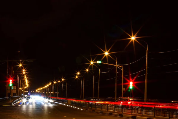 Déplacement de voiture avec lumière floue à travers la ville — Photo