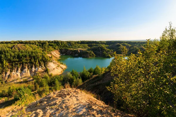 Steinbruch oder See oder Teich mit Sandstrand, grünem Wasser, Bäumen und — Stockfoto