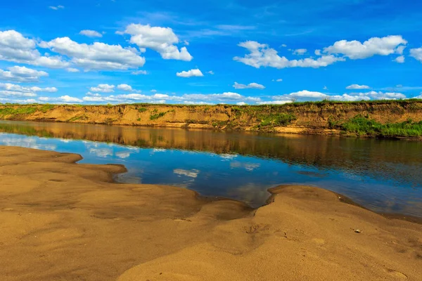 Paisaje de río y playa con cielo nublado —  Fotos de Stock