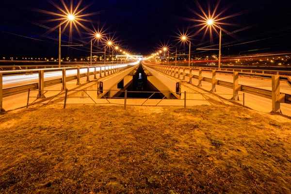 夜になると街をかすめながら車を動かす. — ストック写真