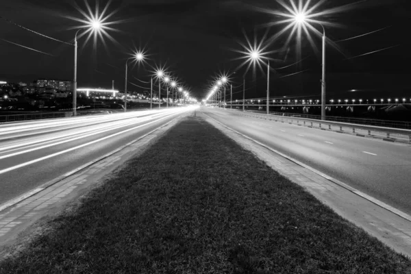 夜になると街をかすめながら車を動かす. — ストック写真