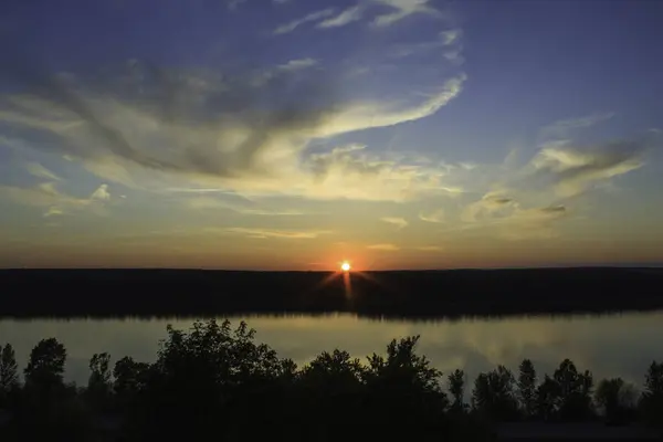 Scénický pohled na krásný západ slunce nad řekou — Stock fotografie