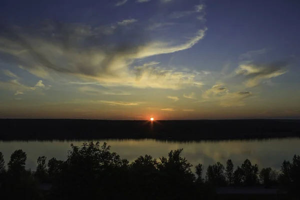 Scénický pohled na krásný západ slunce nad řekou — Stock fotografie