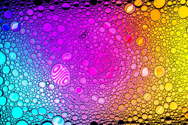Kleurrijke druppels olie op het water. Regenboog of spectrum gekleurd — Stockfoto