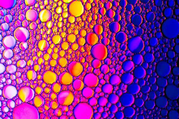 Gocce colorate di olio sull'acqua. Arcobaleno o spettro colorato — Foto Stock