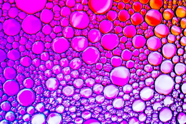 Gotas coloridas de óleo na água. Purle círculos coloridos e ov — Fotografia de Stock