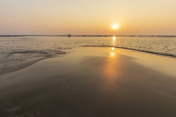Coucher de soleil sur la plage de Mandrem à Goa, Inde . — Photo
