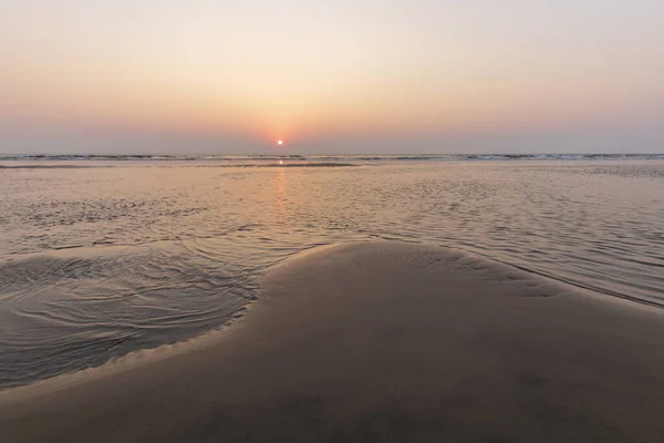 Coucher de soleil sur la plage de Mandrem à Goa, Inde . — Photo