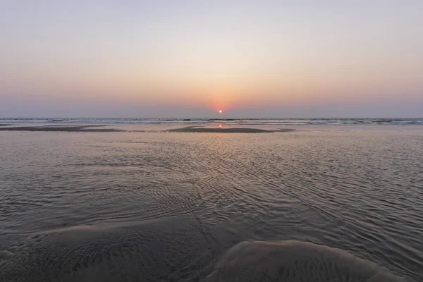 Coucher de soleil sur la plage de Mandrem à Goa, Inde . — Photo