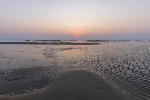 Coucher de soleil sur la plage de Mandrem à Goa, Inde . — Photo