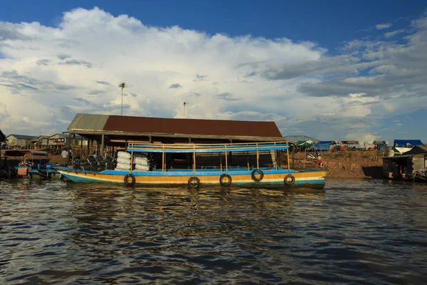 Village flottant au bord du lac Tonle — Photo