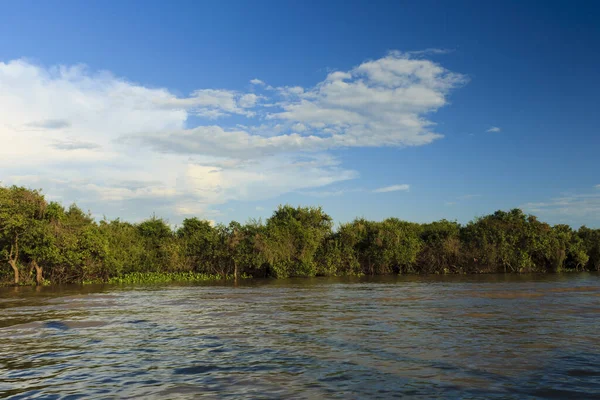 Aldeia flutuante puro o lago Tonle — Fotografia de Stock