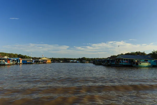 Village flottant au bord du lac Tonle — Photo