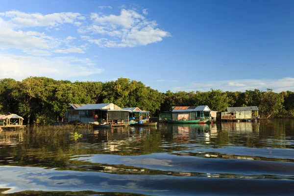 Village flottant au bord du lac Tonle — Photo