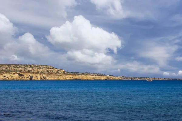 Cypr Morze Śródziemne w letni dzień. — Zdjęcie stockowe