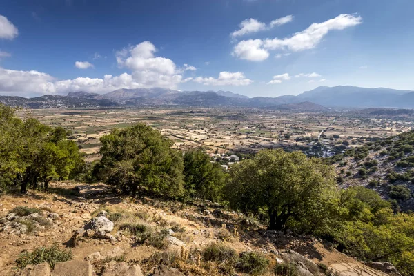 Vista dall'alto dell'altopiano di Lassithi in una giornata di sole con cielo nuvoloso . — Foto Stock