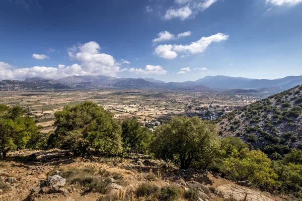 Vista dall'alto dell'altopiano di Lassithi in una giornata di sole con cielo nuvoloso . — Foto Stock