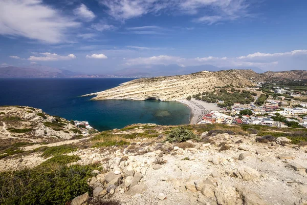 De kust en bergen van Matala op een heldere zomerse zonnige dag. Kreta, Griekenland. — Stockfoto