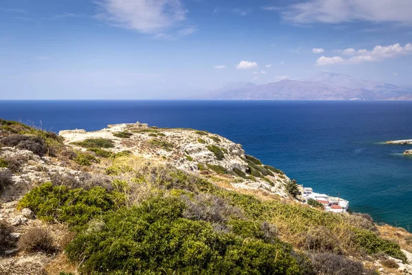 The coast and mountains of Matala on a clear summer sunny day. Crete, Greece. — Stock Photo, Image