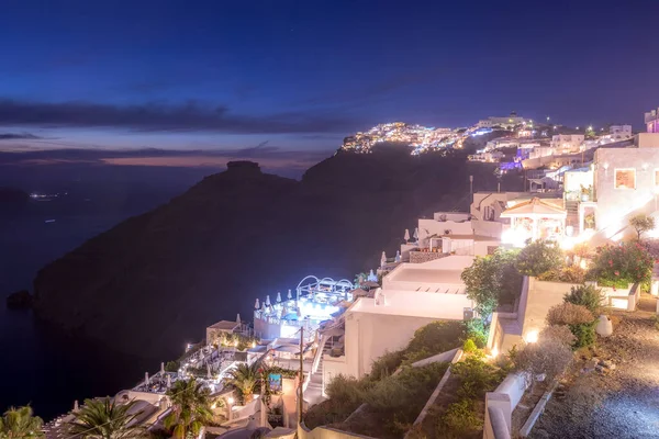 La capitale dell'isola di Santorini Thira di notte . — Foto Stock