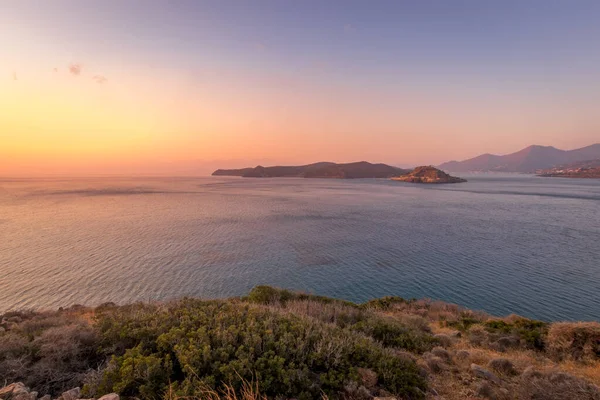 Sunrise on the island of Crete with view to Spinalonga on a summer. — Stock Photo, Image