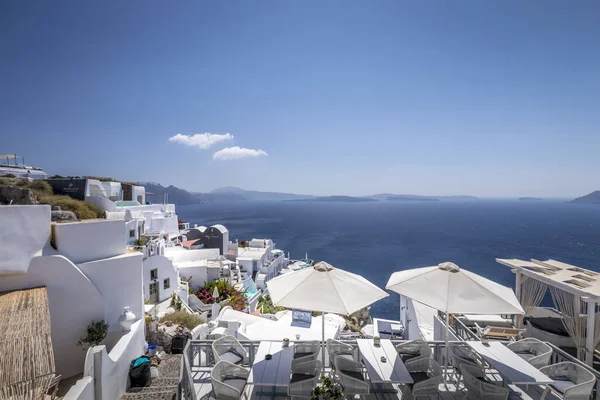 Oia stad på Santorini ön på en klar solig dag. — Stockfoto