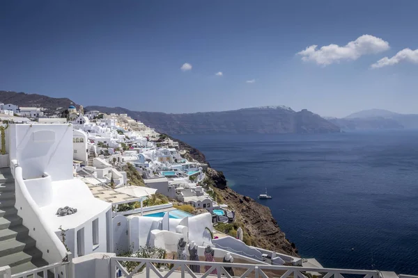 Oia stad på Santorini ön på en klar solig dag. — Stockfoto