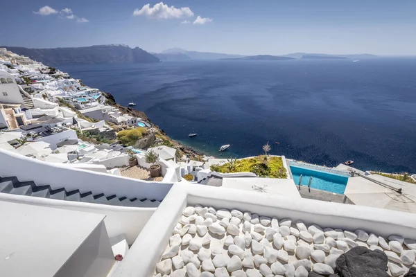 Oia città sull'isola di Santorini in una chiara giornata di sole . — Foto Stock