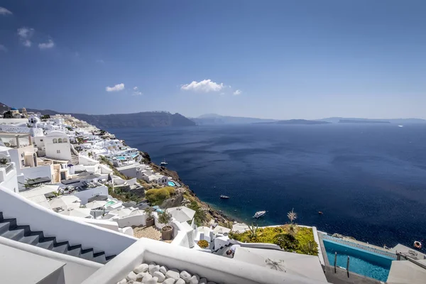 Oia stad på Santorini ön på en klar solig dag. — Stockfoto