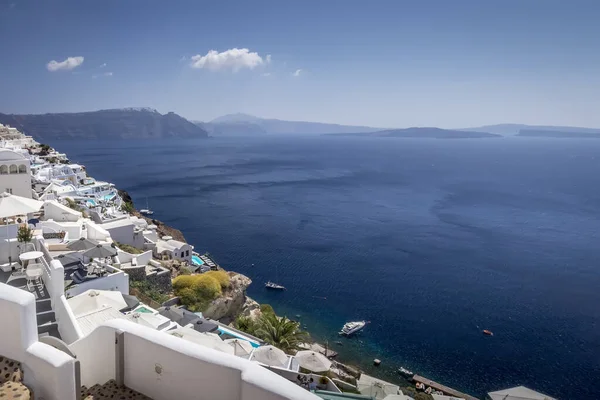 Oia città sull'isola di Santorini in una chiara giornata di sole . — Foto Stock