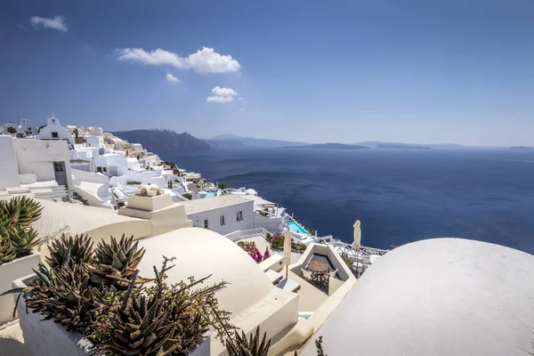 Oia stad på Santorini ön på en klar solig dag. — Stockfoto