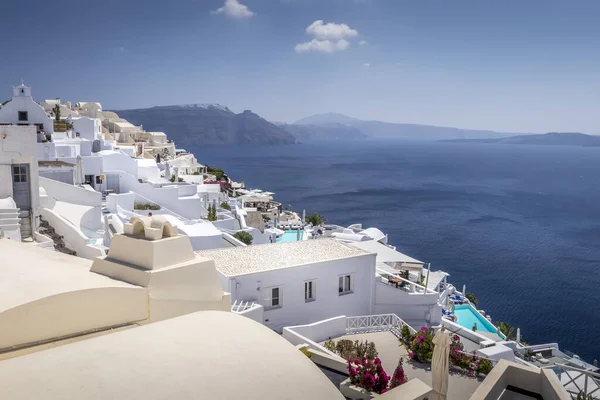 Oia cidade na ilha de Santorini em um dia ensolarado claro . — Fotografia de Stock