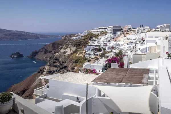 Santorini adasındaki Oia şehri güneşli bir günde. — Stok fotoğraf